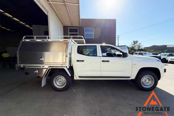 ute-tray-installation-mitsubishi1