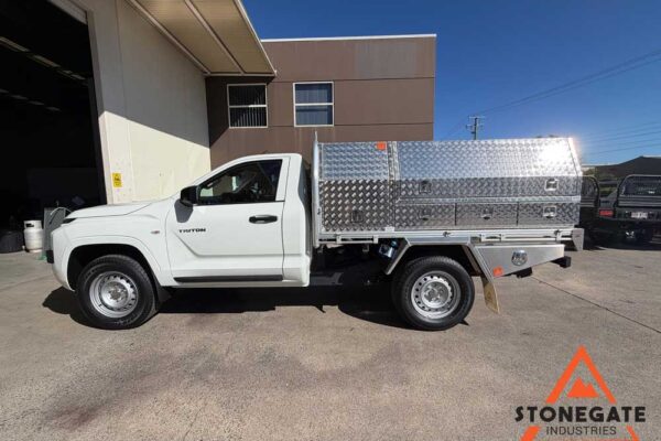 ute-tray-installation-triton2